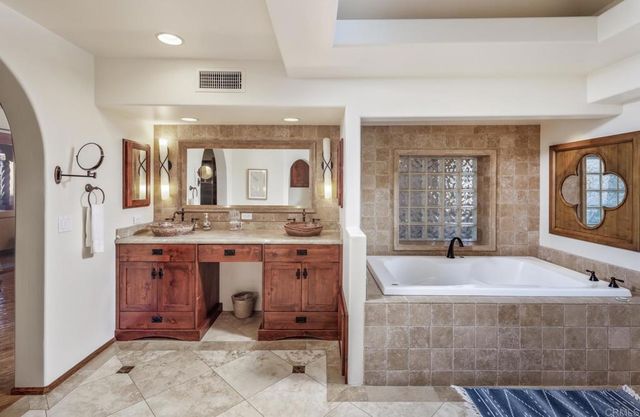 112 La Veta Avenue, Encinitas, CA 92024