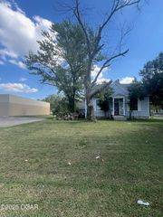 1011 S Madison, Webb City, MO 64870