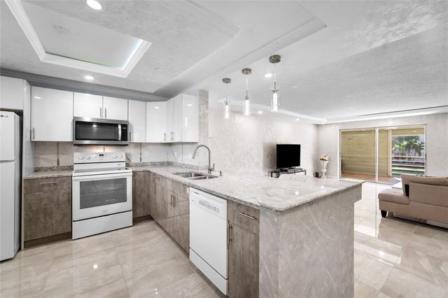 2615 NE 3rd Court 220, Boynton Beach, FL 33435