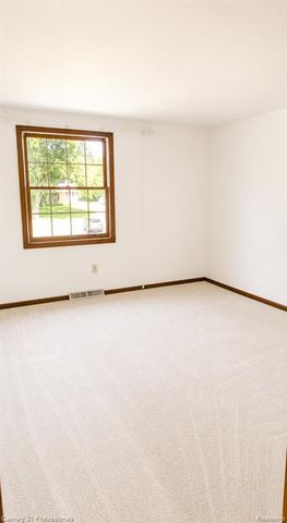 6075 Quaker Lane, Washington, MI 48094