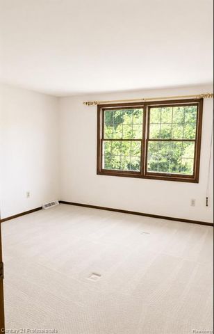 6075 Quaker Lane, Washington, MI 48094