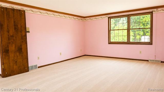 6075 Quaker Lane, Washington, MI 48094