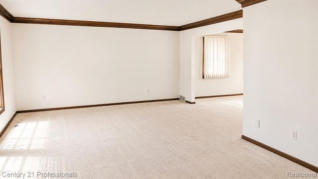 6075 Quaker Lane, Washington, MI 48094