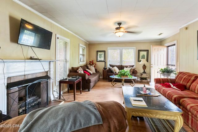 1102 8th Avenue, Graceville, FL 32440