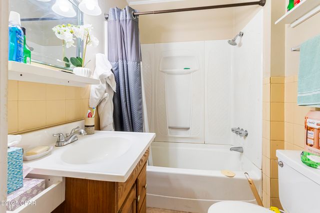 1102 8th Avenue, Graceville, FL 32440