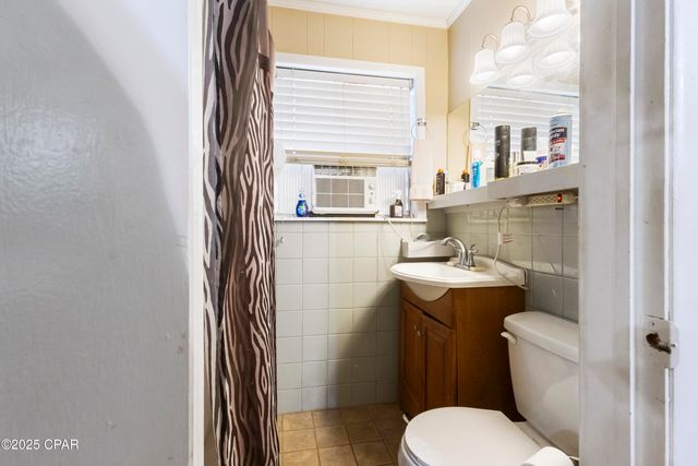 1102 8th Avenue, Graceville, FL 32440