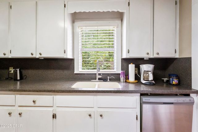 1102 8th Avenue, Graceville, FL 32440