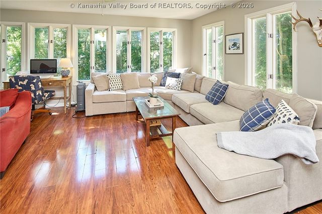 909 Chestnut Road, Charleston, WV 25314