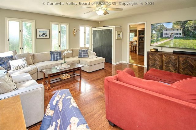 909 Chestnut Road, Charleston, WV 25314
