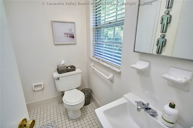 909 Chestnut Road, Charleston, WV 25314