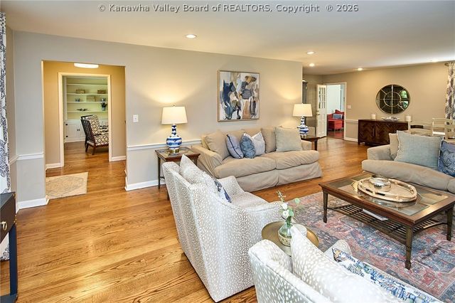 909 Chestnut Road, Charleston, WV 25314