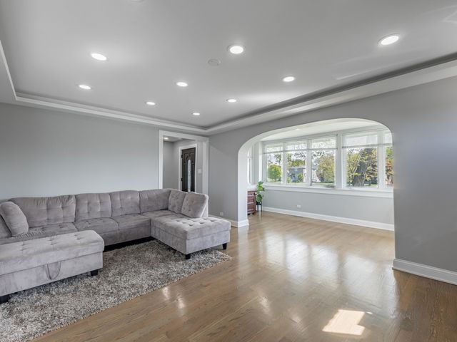 9712 W Shore Drive, Oak Lawn, IL 60453