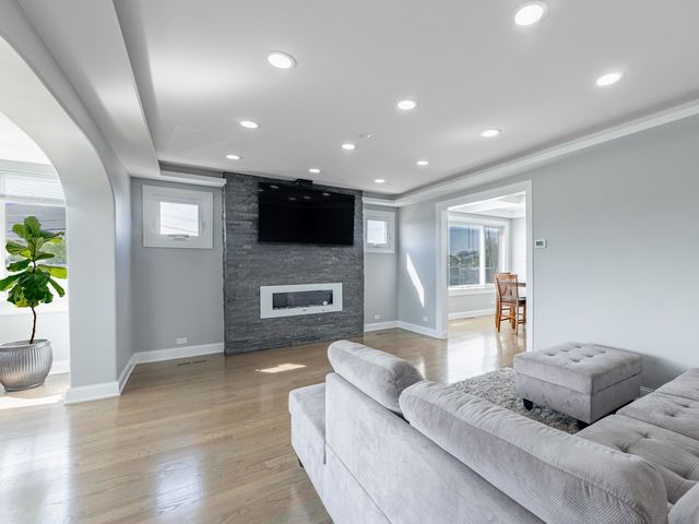 9712 W Shore Drive, Oak Lawn, IL 60453