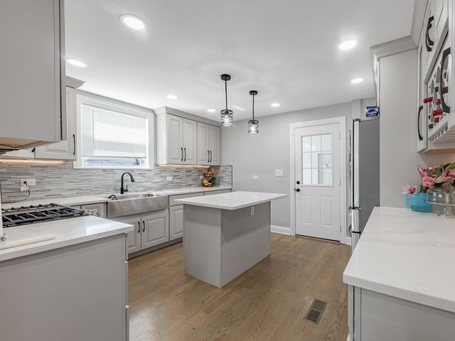 9712 W Shore Drive, Oak Lawn, IL 60453