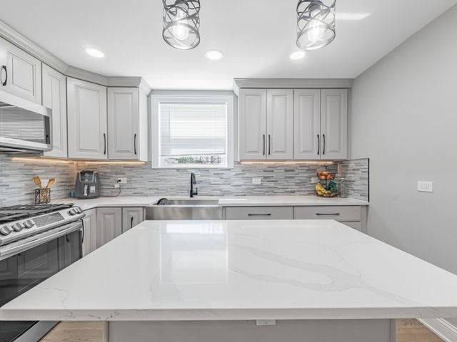9712 W Shore Drive, Oak Lawn, IL 60453