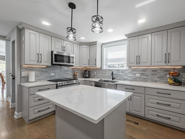9712 W Shore Drive, Oak Lawn, IL 60453