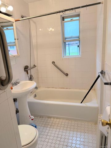 261-09 Langston Ave 1, Glen Oaks, NY 11004