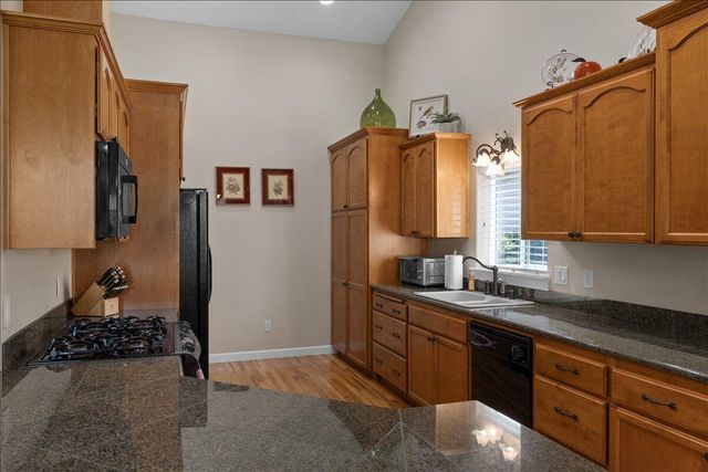 51 Broken Stone Way, Eagle Point, OR 97524