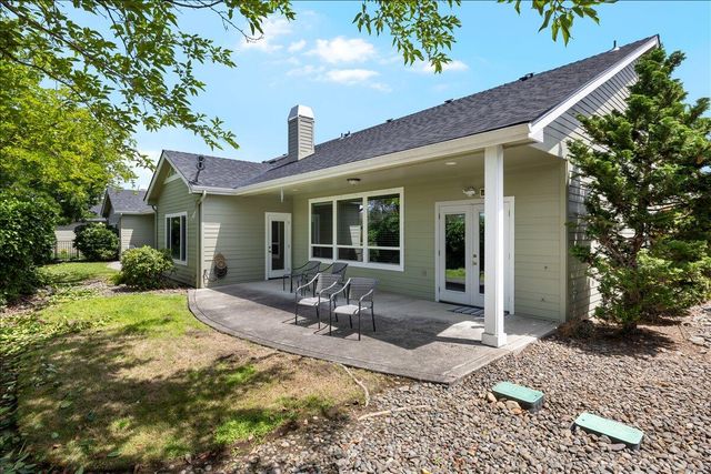 51 Broken Stone Way, Eagle Point, OR 97524