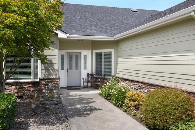 51 Broken Stone Way, Eagle Point, OR 97524