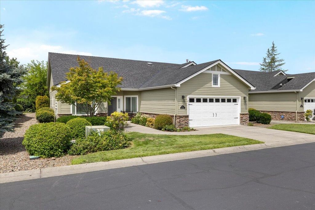 51 Broken Stone Way, Eagle Point, OR 97524