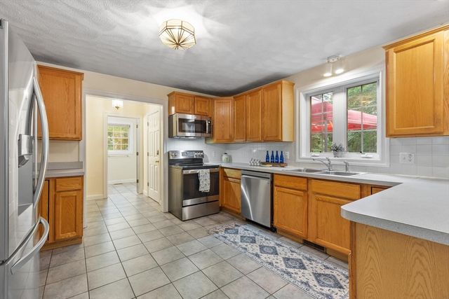 79 Wyndridge Cir, Pelham, NH 03076