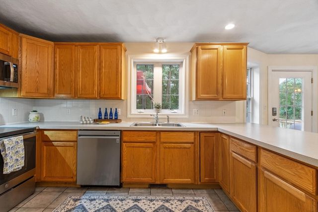79 Wyndridge Cir, Pelham, NH 03076