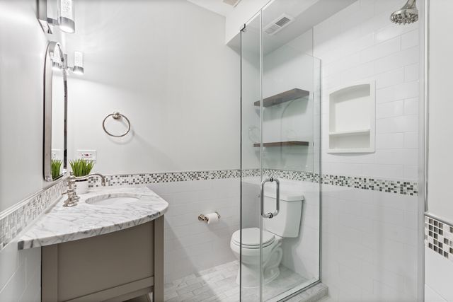 1043 W SCHOOL Street 207, Chicago, IL 60657