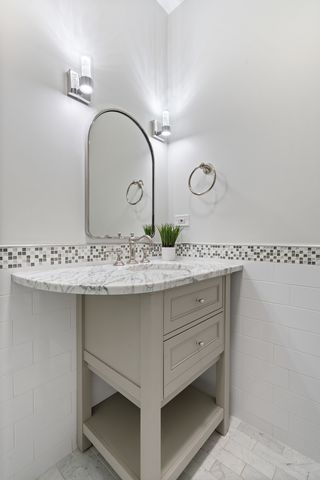 1043 W SCHOOL Street 207, Chicago, IL 60657