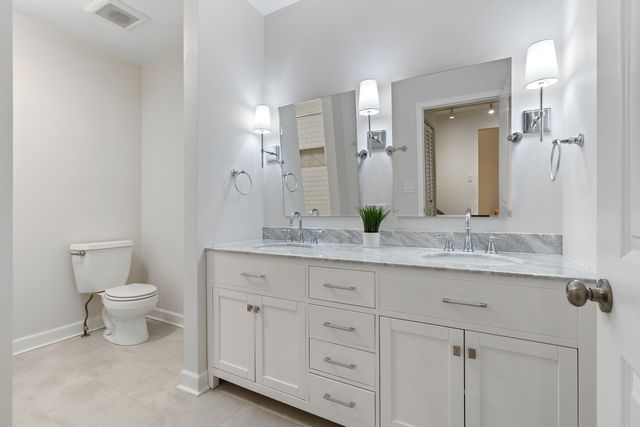 1043 W SCHOOL Street 207, Chicago, IL 60657