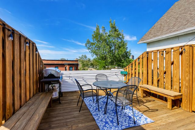 1043 W SCHOOL Street 207, Chicago, IL 60657