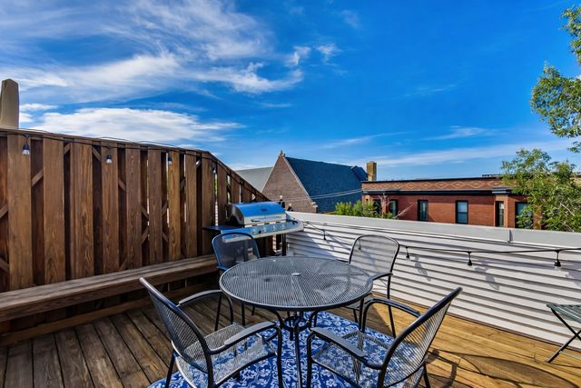 1043 W SCHOOL Street 207, Chicago, IL 60657