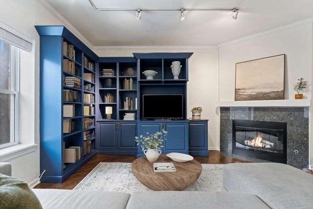 1043 W SCHOOL Street 207, Chicago, IL 60657