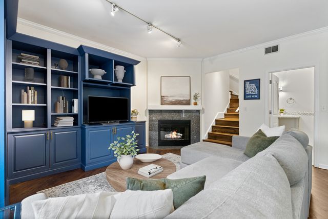 1043 W SCHOOL Street 207, Chicago, IL 60657