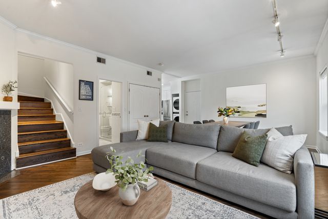 1043 W SCHOOL Street 207, Chicago, IL 60657