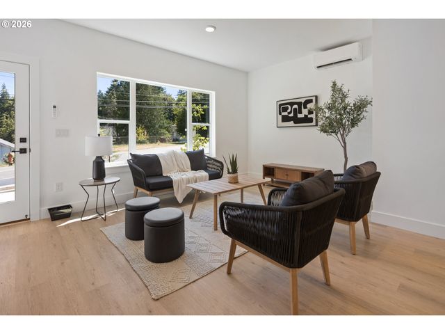 3829 Sw POMONA St, Portland, OR 97219