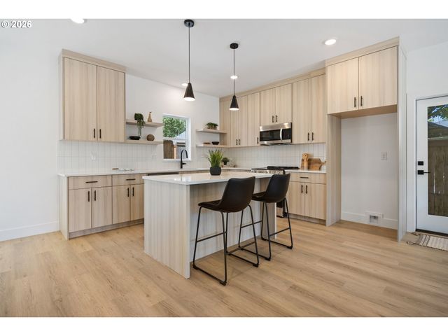 3829 Sw POMONA St, Portland, OR 97219