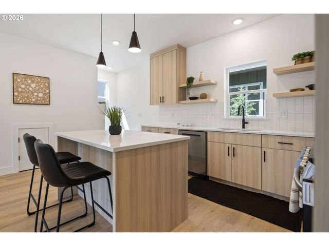 3829 Sw POMONA St, Portland, OR 97219