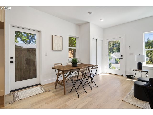 3829 Sw POMONA St, Portland, OR 97219