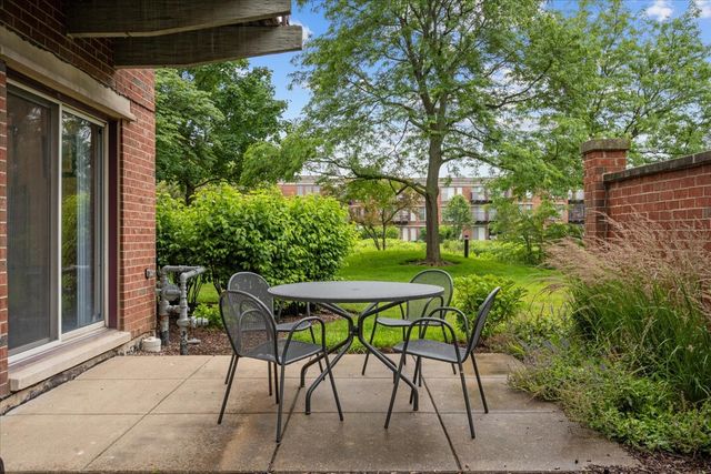 391 Kelburn Road 114, Deerfield, IL 60015