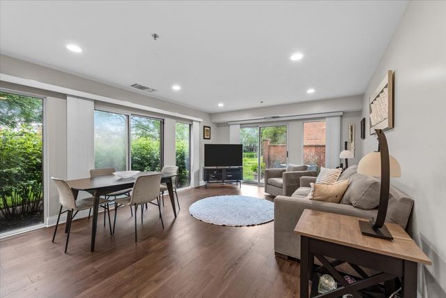 391 Kelburn Road 114, Deerfield, IL 60015