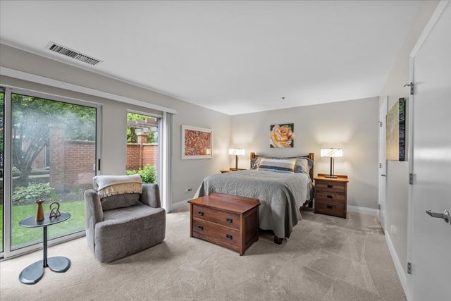391 Kelburn Road 114, Deerfield, IL 60015