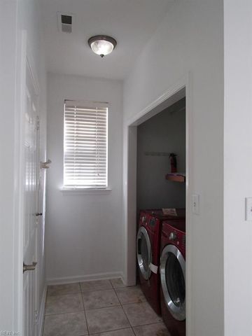 102 Lakes Edge DR, Suffolk, VA 23434