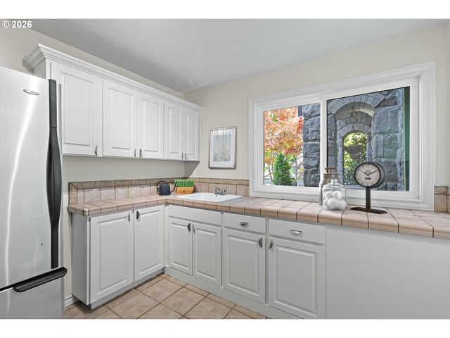 18370 RIVER EDGE Ln, Lake Oswego, OR 97034