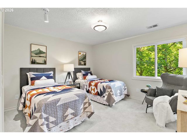 18370 RIVER EDGE Ln, Lake Oswego, OR 97034