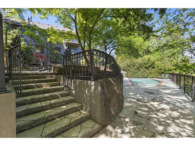 18370 RIVER EDGE Ln, Lake Oswego, OR 97034