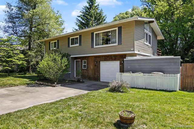 9180 Posey Drive, Whitmore Lake, MI 48189