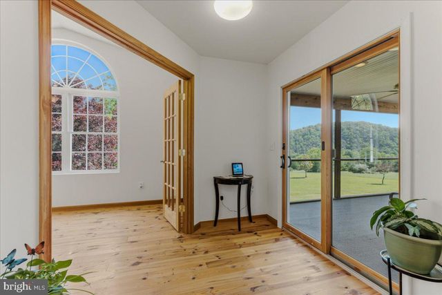 1054 RIVER BEND DR, Paw Paw, WV 25434