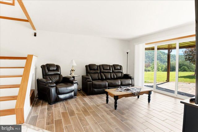 1054 RIVER BEND DR, Paw Paw, WV 25434