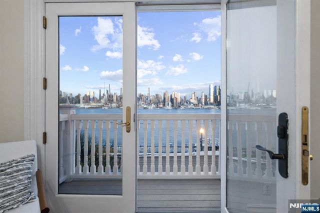 31-33 Hamilton Avenue, Weehawken, NJ 07086